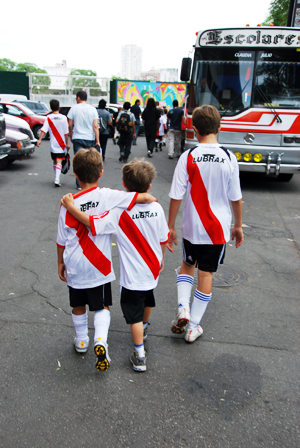 The Van Praagh-Provost boys in a calm moment at River Plate Stadium: «Somos todos argentinos!»
