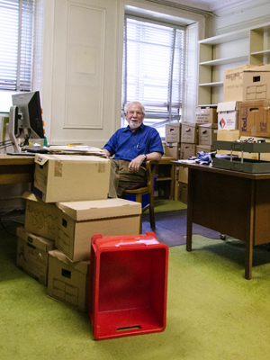 Pendant plusieurs mois, HP Glenn avait soigneusement emballé ses livres avant de déménager pour les rénovations faites à Old Chancellor Day Hall.