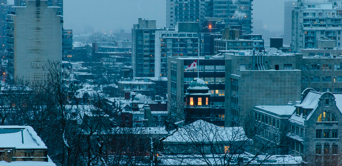 Le campus de l'Université McGill aperçu depuis la Faculté de droit un soir d'hiver