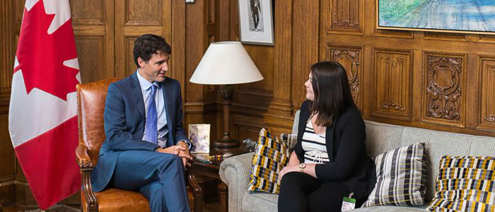 Justin Trudeau en conversation avec Breanne Lavallée-Heckert