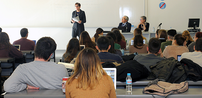 Shauna Van Praagh teaching a seminar at the Faculty of Law of the University of Barcelona.
