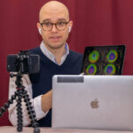 Le professeur Sébastien Jodoin en train s'enseigner à distance, utilisant un trépied, une caméra, une tablette et un ordinateur portatif.