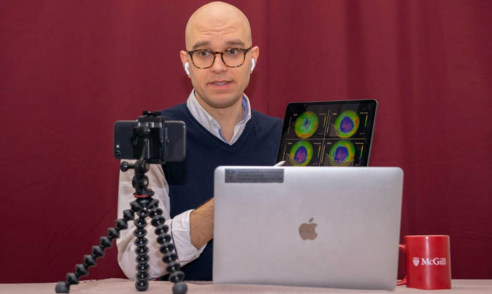 Le professeur Sébastien Jodoin en train s'enseigner à distance, utilisant un trépied, une caméra, une tablette et un ordinateur portatif. Et bien sûr, sa tasse McGill!