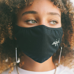 Photo d'une étudiante portant un protège-visage, réalisée par Thomas Alem-Lebel | Le Délit